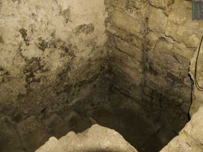 La base romana della torre normanna a circa 2 metri sottoterra presenta uno dei rari esempi di �opus reticulatum� romano